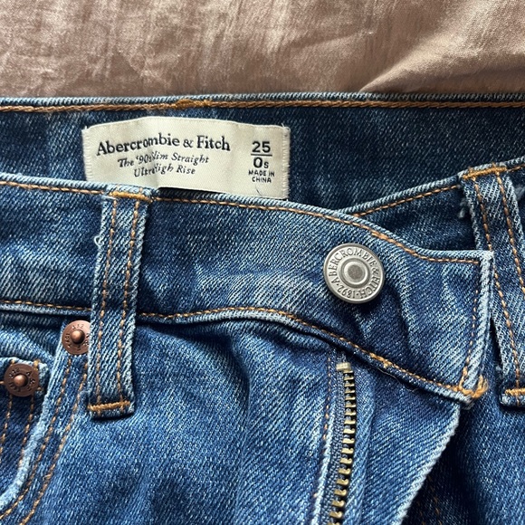 NWOT Abercrombie & Fitch 90’s slim straight ultra high rise jean - Picture 3 of 3